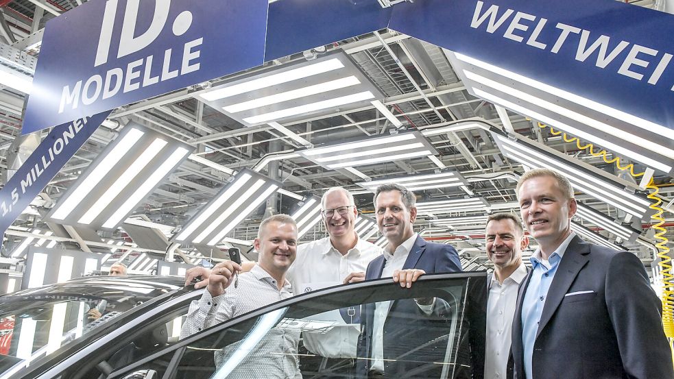 Feierliche Übergabe des weltweit 1,5-millionsten ID-Modells: (von links) Robert Müller, der den ID.7 als Dienstwagen fahren darf, sein Chef Jörg Tegeler aus Vechta, Niedersachsens Ministerpräsident Olaf Lies (SPD) sowie die Wolfsburger VW-Vorstände Martin Sander und Kai Grünitz. Foto: Ortgies