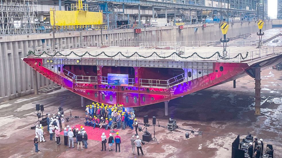 Blick ins große überdachte Baudock der Werft, wo die „Carnival Festivale“ in den nächsten Monaten gebaut wird. Fertigstellung des Schiffes ist im Frühjahr 2027. Foto: Meyer Werft GmbH