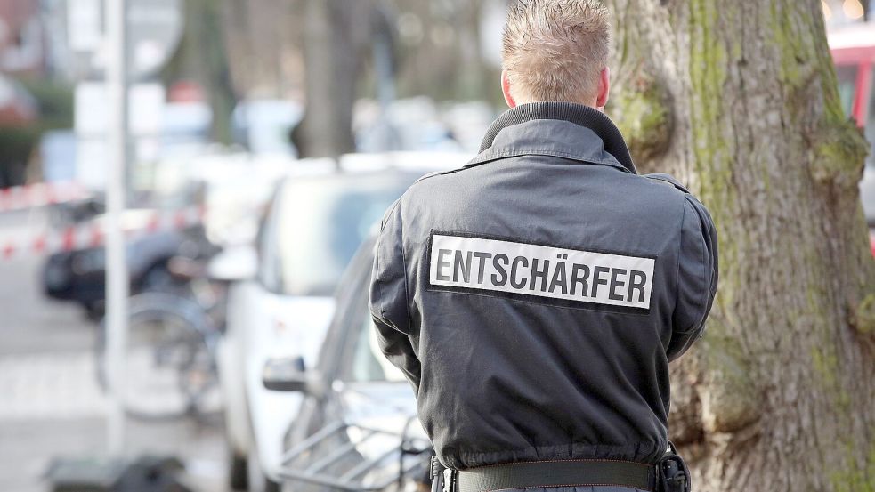 Speziell ausgebildete Kräfte der Entschärfergruppe brachten das Material zur weiteren Überprüfung in ein Labor. Foto: Bodo Marks / dpa