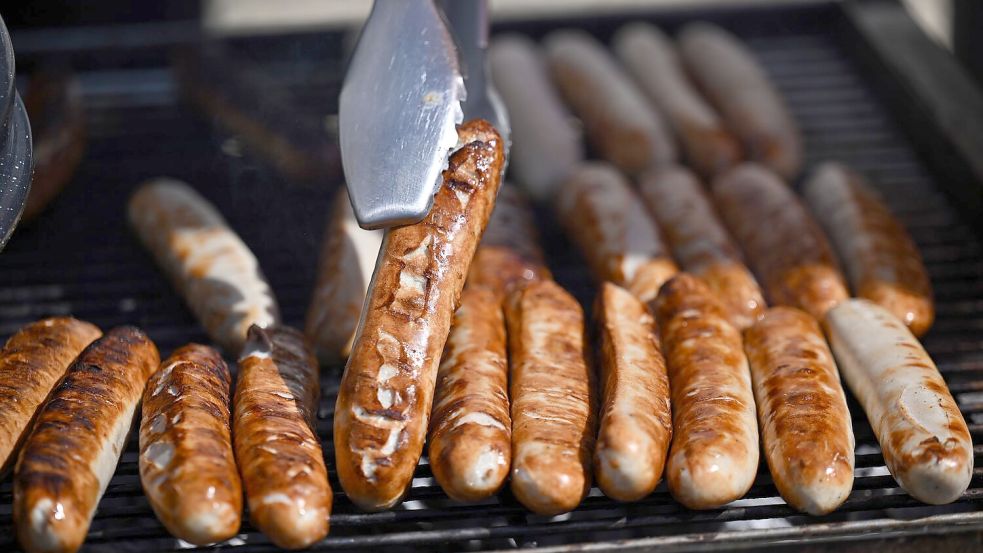 Woher kommt die älteste Bratwurst? Über die Frage wird seit vielen Jahren gestritten. (Archivbild) Foto: Martin Schutt/dpa