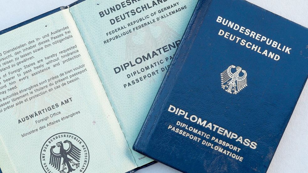 Der Diplomatenpass der Bundesrepublik Deutschland. Foto: IMAGO / Zoonar