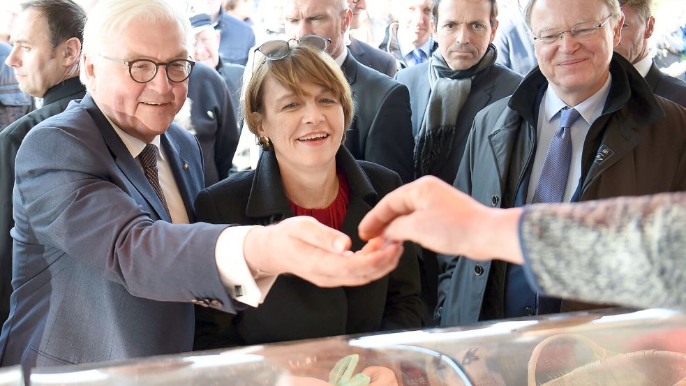 Im April 2019 besuchte der Bundespräsident (links) mit seiner Frau Elke Büdenbender den mobilen Wochenmarkt in Buttforde und kaufte dort am Fleisch- und Käsestand ein. Foto: Carmen Jaspersen/DPA/Archiv