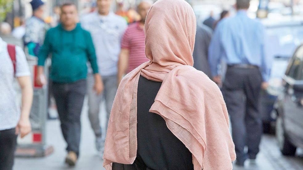 Millionen von Frauen tragen freiwillig Kopftuch. Frauenrechtlerinnen in der Türkei haben jetzt Sorge, dass das örtliche Religionsamt die Bekleidung zur Pflicht macht. Foto: dpa/Georg Wendt