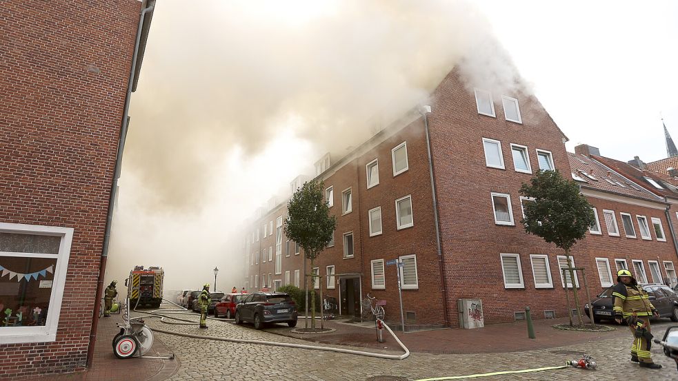 Altstadt im Qualm: An der Klunderburgstraße ist der Dachstuhl einer langen Häuserreihe fast vollständig abgebrannt. Auch unten liegende Wohnungen wurden teilweise beschädigt. Die Feuerwehr kämpfte fast drei Stunden gegen die Flammen, bis sie unter Kontrolle waren. Foto: Jens Doden