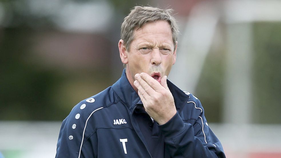 Esens-Trainer Ralf Backhaus macht sich Gedanken, wie der erste Saisonsieg gelingen soll. Foto: Doden/Emden