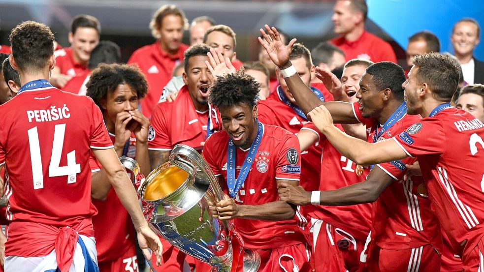 Kingsley Coman mit dem Champions-League-Pokal 2020 in Lissabon. Foto: Michael Regan/Getty Images via UEFA/dpa