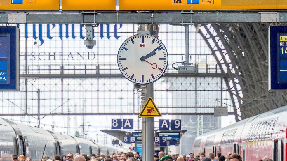 Die Bahn steckt in der Krise - nun soll es einen Wechsel an der Konzernspitze geben. (Archivbild) Foto: Andreas Arnold/dpa