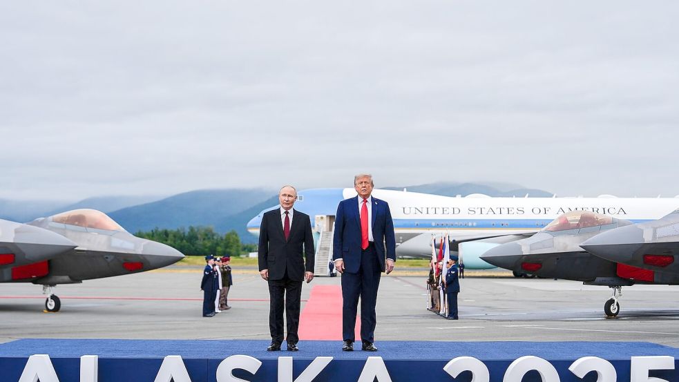 US-Präsident Donald Trump servierte seinem Gast aus Moskau eine imposante Kulisse. Foto: Julia Demaree Nikhinson/AP/dpa