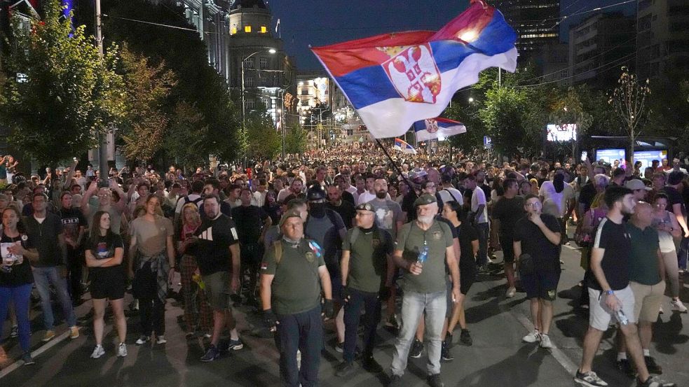Am Rande der Proteste gegen den serbischen Präsident Vucic kam es die dritte Nacht in Folge zu Ausschreitungen. (Archivbild) Foto: Darko Vojinovic/AP/dpa