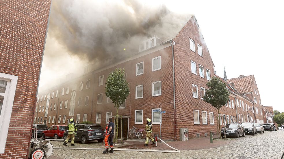 Der Dachstuhl einer ganzen Häuserreihe steht in der Emder Klunderburgerstraße in Flammen. Die Feuerwehr löscht weiter. Foto: Jens Doden