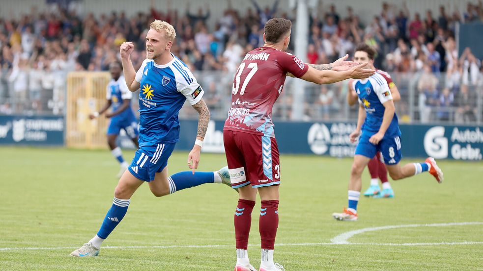 Marvin Eilerts (links) gehörte zu den Männern des Abends. Mit einem herrlichen Kopfball erzielte er das 1:0 für Kickers.