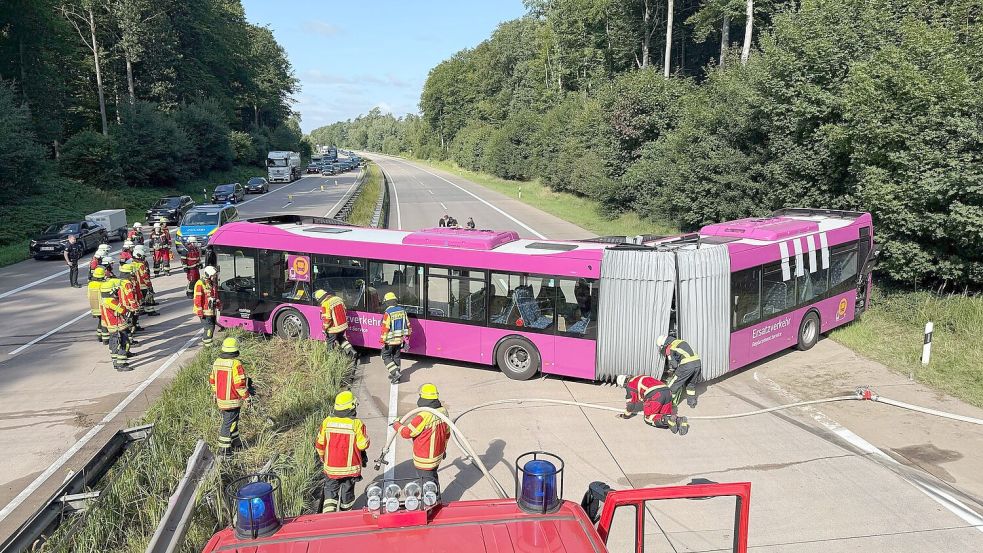 Der Bus war im Ersatzverkehr für die gesperrte Bahnstrecke zwischen Hamburg und Berlin unterwegs. Foto: Daniel Bockwoldt/dpa