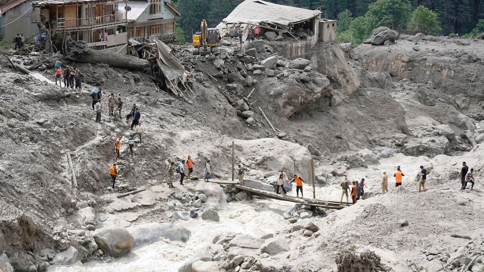 Die Wassermassen überraschten Pilger beim Essen. Mindestens 65 Menschen sind in Kaschmir bei einer Sturzflut gestorben. Foto: Channi Anand/AP/dpa