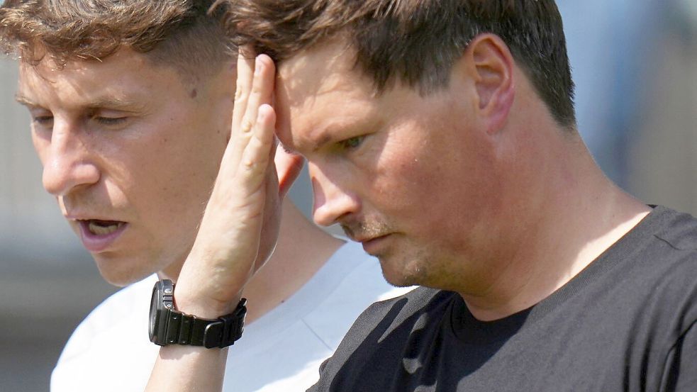 HSV-Coach Merlin Polzin (r.) ratlos in Pirmasens Foto: Thomas Frey/dpa