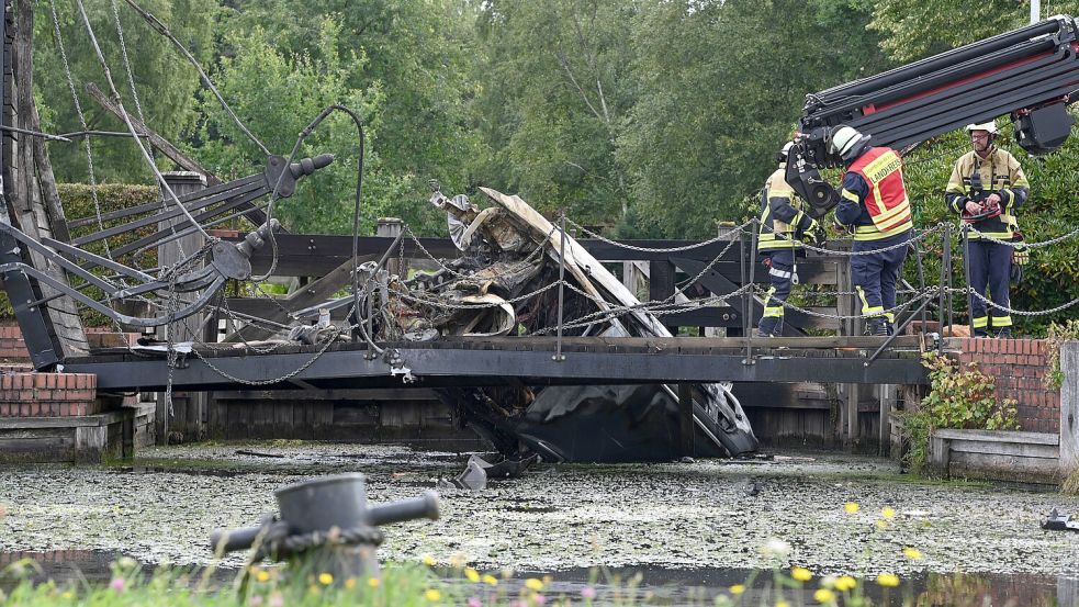 In Papenburg stürzte ein Auto in den Kanal. Der Fahrer starb an der Unfallstelle. Foto: Lars Penning/DPA