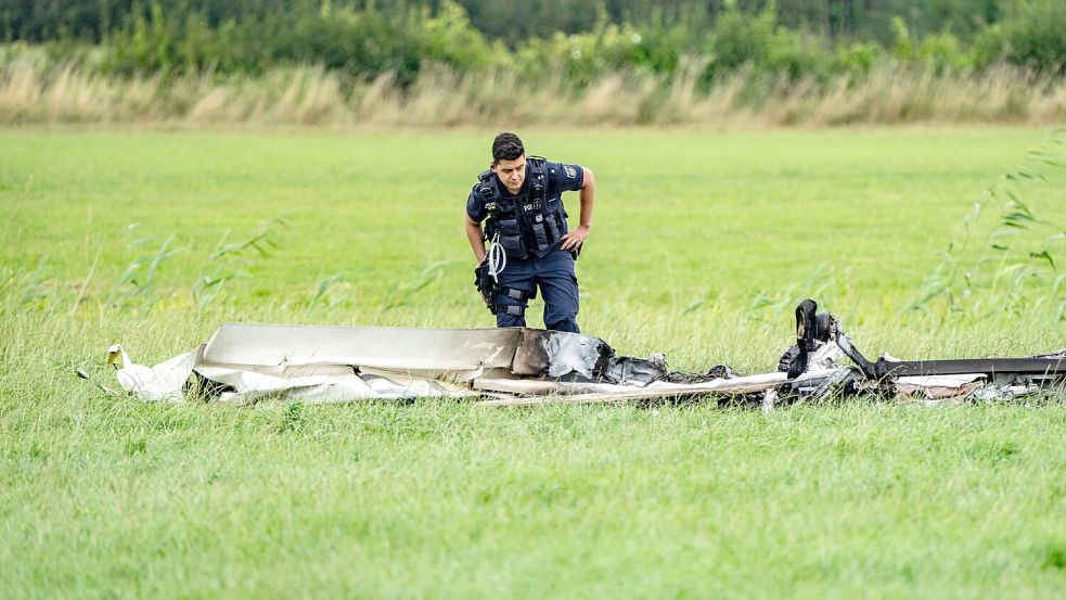 Beim Absturz eines motorisierten Leichtflugzeugs im nordrhein-westfälischen Kranenburg sind am Samstagnachmittag zwei Menschen ums Leben gekommen. Foto: Arnulf Stoffel/dpa