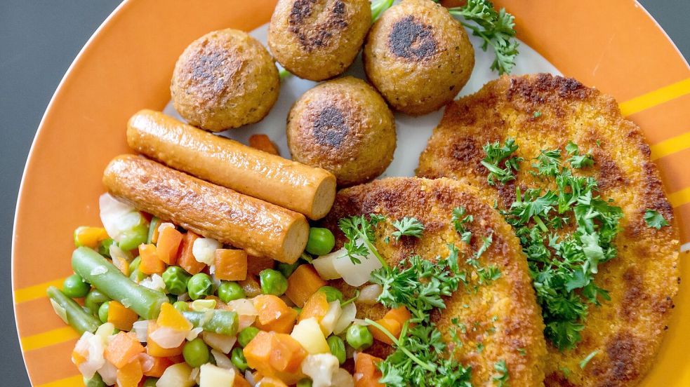 Rund vier Prozent bezeichneten ihre Ernährung im Nationalen Ernährungsmonitoring als vegetarisch. Etwa ein Prozent gab an, sich vegan zu ernähren. (Archivbild) Foto: picture alliance/dpa
