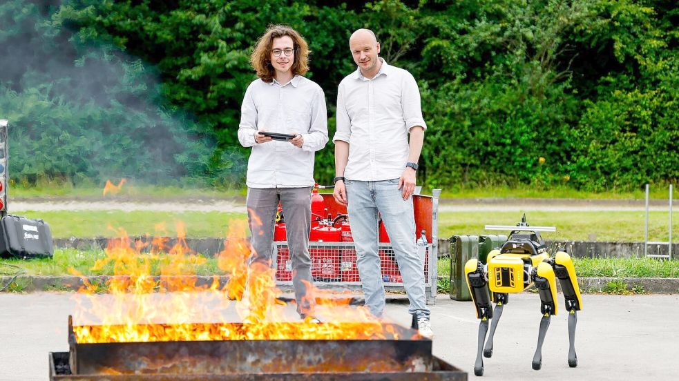 Informatiker Sören Pirk (rechts) leitet das Forschungsprojekt „Wildfire Twins“ an der Kieler Christian-Albrechts-Universität. Foto: Frank Molter/dpa
