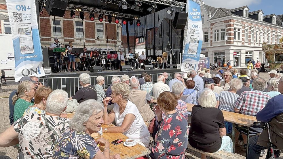 Die zweitgrößte Bühne des Stadtfestes, auf der Nordseite des Marktplatzes, ist die inzwischen letzte Dorfbühne, deren Tagesprogramm alleine durch einen Ortteil - Langefeld, Middels, Spekendorf - bestritten wird. Foto: Karin Böhmer