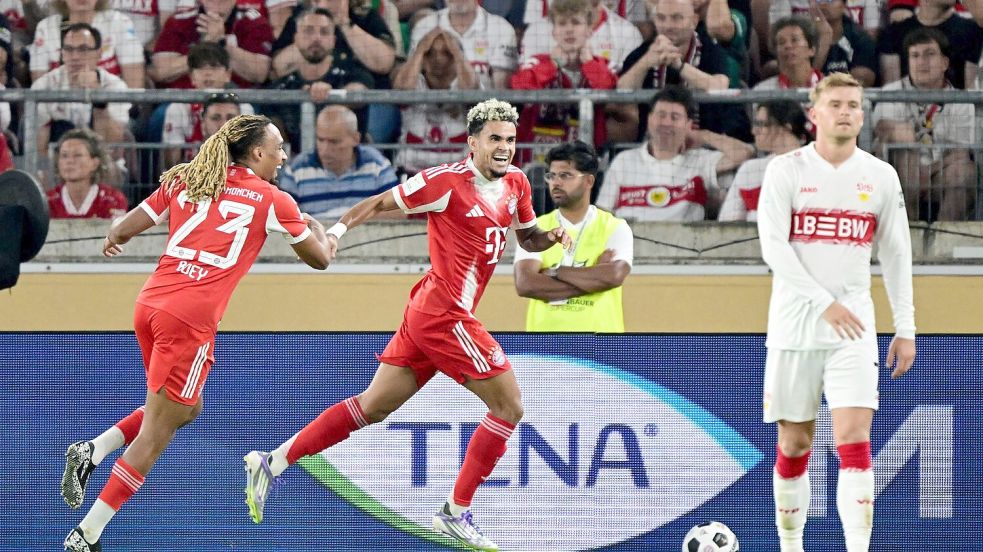 Erstes Pflichtspiel, erstes Tor: Bayern-Neuzugang Luis Díaz (M.) traf am Samstag in Stuttgart. Foto: Bernd Weißbrod/dpa