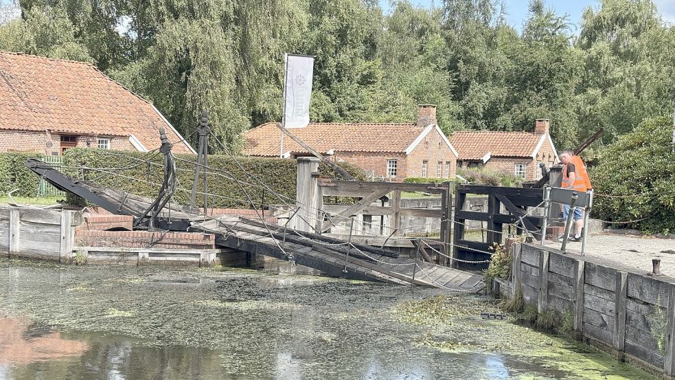 Auf dieser kleinen Brücke am Splitting links verstarb am Samstagmorgen ein 70-jähriger Autofahrer. Im Hintergrund ist das Museum der Von-Velen-Anlage zu sehen. Dort und auf weiteren Flächen sollte am Sonntag eigentlich ein Sommerfest stattfinden. Doch das wurde nun vom Veranstalter abgesagt. Foto: Henrik Zein