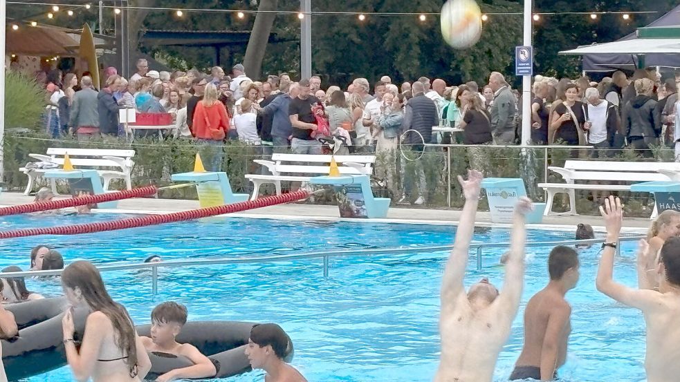 Viele Besucherinnen und Besucher tummelten sich beim Mitternachtsschwimmen im Van-Ameren-Bad mit Cocktails und deftigem Essen auf der Wiese, einige tobten aber auch im Wasser. Foto: Heiko Müller