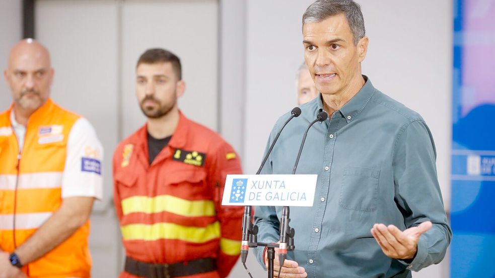 Der sozialistische Politiker besuchte am Nachmittag die besonders betroffenen Provinzen Ourense und León und sicherte umfassende Unterstützung zu. Foto: Carlos Castro/EUROPA PRESS/dpa