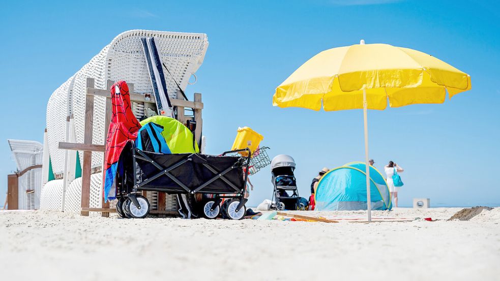 Entspannen am Strand von Norddeich: Nicht immer war das Wetter in Ostfriesland so sonnig. Das drückt auch ein wenig auf die Bilanz der Touristiker. Foto: Hauke-Christian Dittrich/dpa