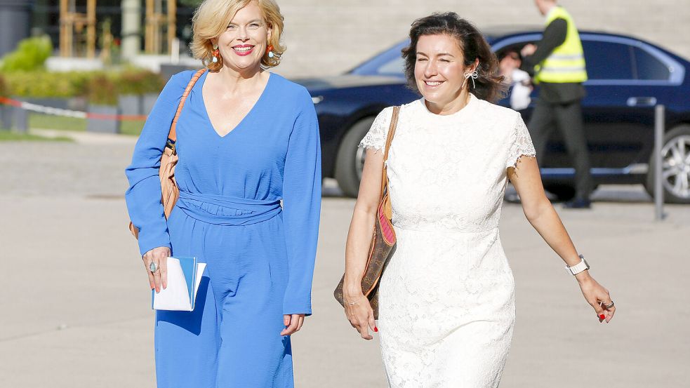 Verbringen gemeinsam Zeit auf Sylt während der Sommerpause: Julia Klöckner (l.) und Dorothee Bär. Foto: IMAGO/Future Image