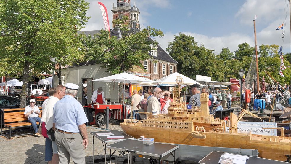 Im Leeraner Hafen gab es nicht nur echte Schiffe zu sehen. Hier steht das größte Streichholzschiff der Welt. Foto: Bodo Wolters