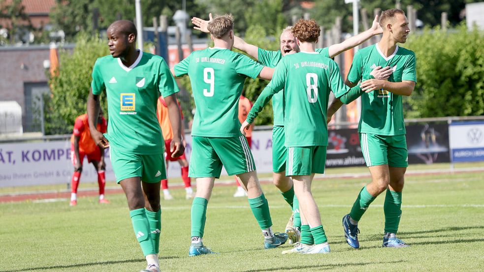Der Wallinghausener Bent Bogena klappt die Arme auseinander. Er hat soeben das 5:1 für den SVW markiert. Seine Mitspieler empfangen ihn zur Jubelarie auf dem Ellernfeld. Fotos: Helmut Vortanz