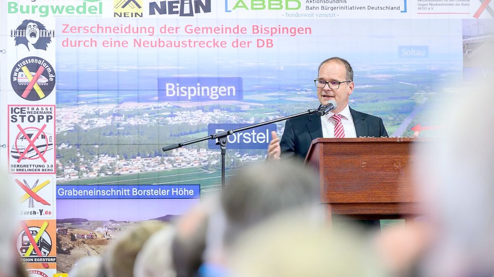 Grant Hendrik Tonne (SPD), Minister für Wirtschaft, Verkehr und Bauen von Niedersachsen, spricht beim „Heidegipfel“ zu dem die Bürgerinitiativen Pro-Alpha-E und der Projektbeirat Alpha-E eingeladen haben. Foto: Philipp Schulze/dpa