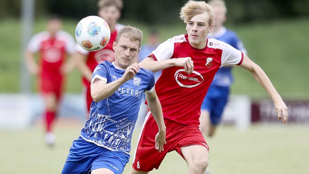 Zwischen Veenhusen (rotes Trikot) und Suurhusen ging es eng zur Sache. Am Ende trennten sich die beiden Mannschaften mit einem Unentschieden. Foto: Doden/Emden