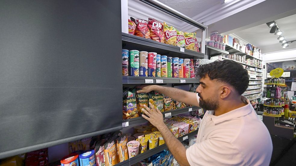 Kioskbetreiber müssen die Knabbersachen deshalb abdecken, da nach 20.00 Uhr nur noch ein bestimmtes Sortiment angeboten werden darf. Foto: Felix Hörhager/dpa