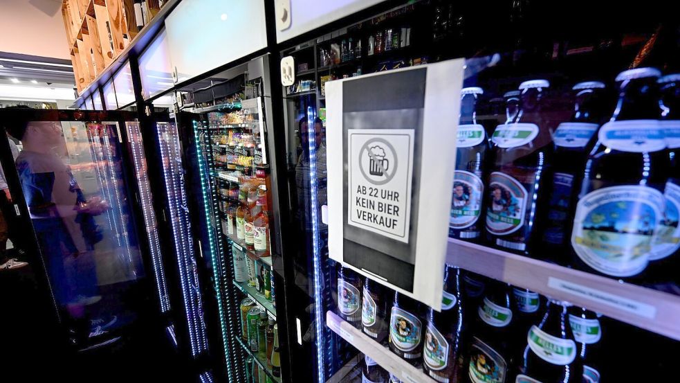 Bierflaschen dürfen in den Kiosken ab 22.00 Uhr nicht mehr abgegeben werden. Foto: Felix Hörhager/dpa