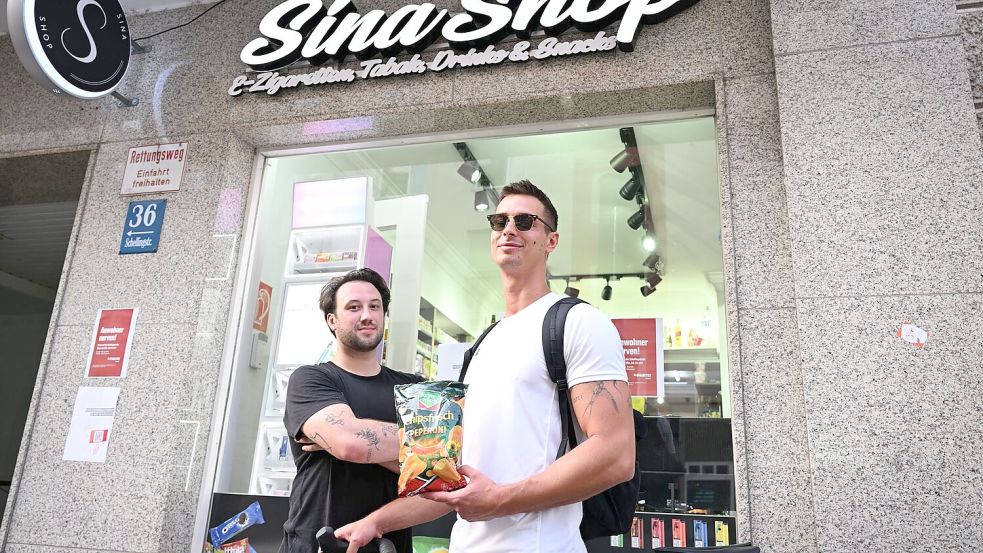 Anwohner wie Stefan Mödl (r) wünschen sich mehr Verständnis für die Feiernden im lebendigen Uni-Viertel und sprechen von Klientelpolitik für Alteingesessene. Foto: Felix Hörhager/dpa