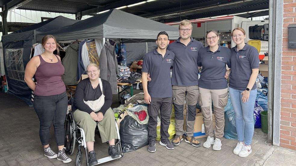 Die Ehrenamtlichen des Emder DRK-Kreisverbands sind überwältigt von den vielen Sachspenden für die vom Dachstuhlbrand betroffenen Menschen. Foto: Mona Hanssen