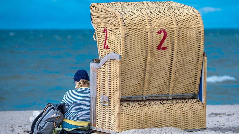 Der Strandkorb ist für viele Urlaubsgäste eine Art kleines Zuhause auf Zeit, sagt der Langeooger Tourismus-Interimsmanager Thomas Döbber-Rüther. Foto: Jens Büttner/dpa/Archiv