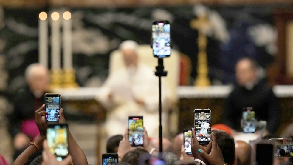 Es sind längst nicht mehr nur Rosenkränze: Die Kirche setzt nun auch auf Smartphones. (Archivbild) Foto: Gregorio Borgia/AP/dpa
