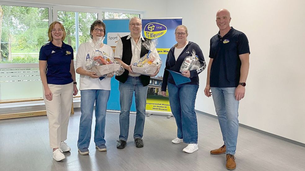 Heidemarie Fahnster (von links), Willy Siefken und Katrin Fiehe nahmen auf der Versammlung der TG Wiesmoor ihre Auszeichnungen persönlich entgegen. Foto: privat