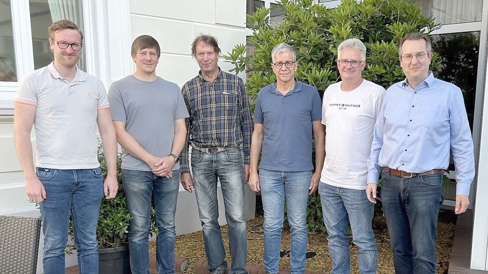 Den Vorstand der Tischlerinnung Kreis Wittmund bilden (von links): Schriftführer Hauke Heyen, Lehrlingswart Hendrik Sparenborg, stellvertretender Obermeister Holger Schwede, Rechnungsprüfer Johannes Eden und Obermeister Carsten Schuster. Bei der Jahreshauptversammlung dabei war der Geschäftsführer der Kreishandwerkerschaft Leer/Wittmund, Thomas Dreesmann. Foto: privat
