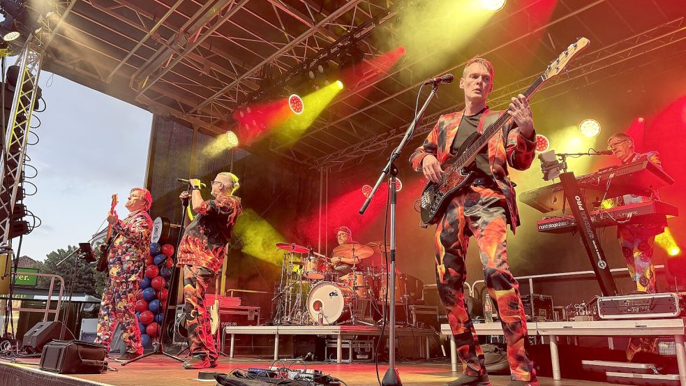 Am Sonnabend sorgten die Wild Boys mit bunten Anzügen und einem kunterbunten Musikmix für Stimmung auf dem Marktplatz. Foto: Karin Böhmer