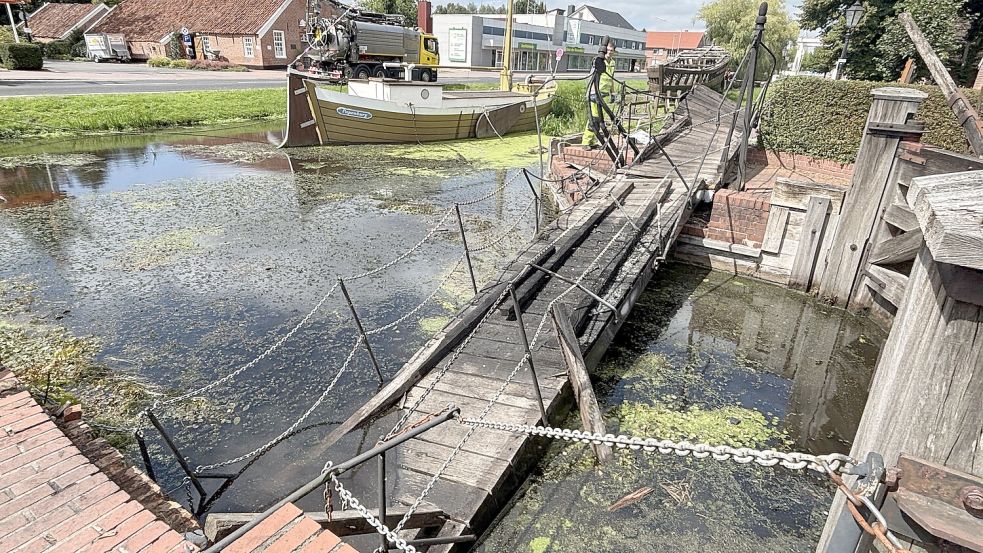 Auf dieser kleinen Fußgänger- und Fahrradbrücke am Splitting links in Papenburg geschah das tödliche Unglück. Fotos: Henrik Zein