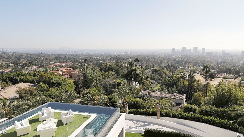Sondersteuern auf Luxusimmobilien? Die Linke orientiert sich am Vorbild Los Angeles. (Archivbild) Foto: Jae C. Hong/AP/dpa
