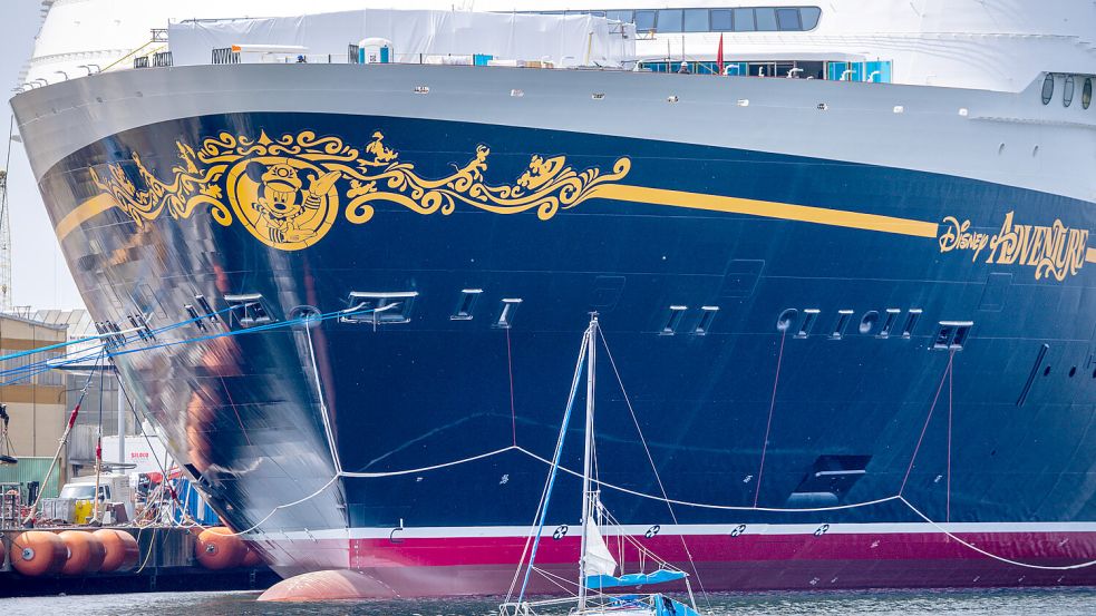 Eines der größten und wohl auch teuersten Kreuzfahrtschiffe der Welt: die „Disney Adventure“ Mitte Juni in Wismar. Beim Bau des Schiffes waren wohl viele Subunternehmen beteiligt, die Mitarbeiter angeblich nicht korrekt behandelt haben sollen. Foto: Jens Büttner/dpa