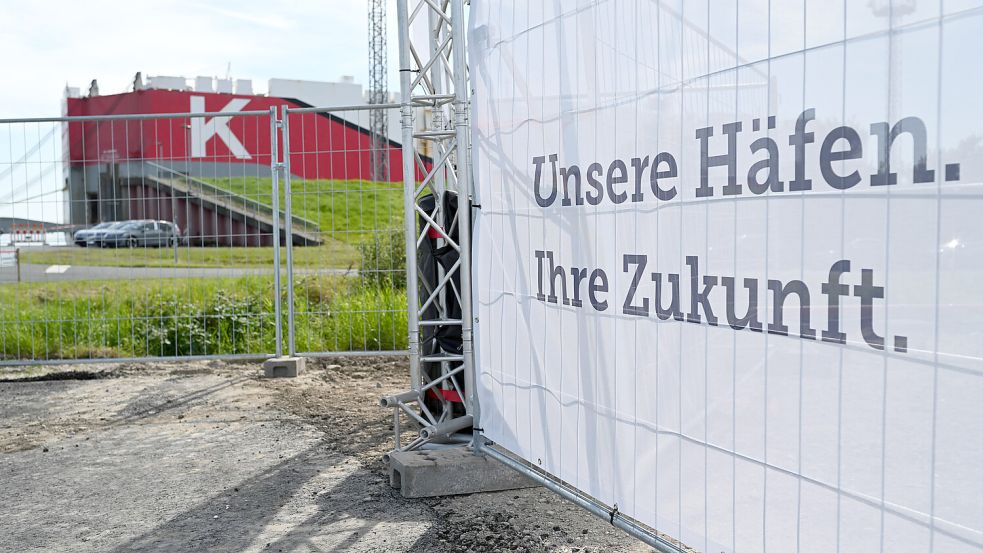 Hier wird investiert: „Unsere Häfen - Ihre Zukunft“, steht auf einem Banner der Baustelle für Liegeplatzkapazitäten für moderne Großschiffe im Emder Außenhafen. Foto: Lars Penning/dpa