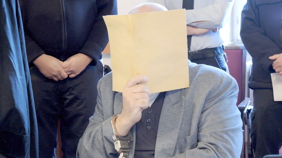 Der Haupttäter erdrosselte und zerstückelte nach Auffassung des Gerichts in den Jahren 2008, 2014 und 2019 drei Männer. Zu den Opfern gehörten der Ehemann und ein Lebensgefährte seiner Tochter. (Archivbild) Foto: Thomas Burmeister/dpa