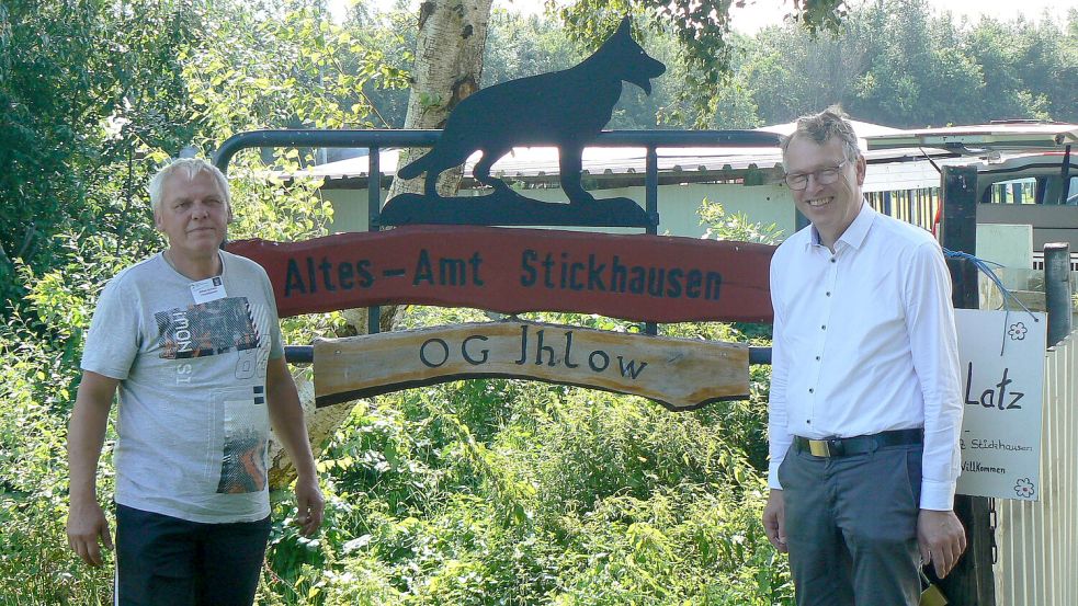 Vorsitzender Alfred Schoon (links) zeigte Bürgermeister Arno Ulrichs den Übungsplatz in Filsum, auf dem der Ihlower Schäferhundeverein jetzt zu Hause ist. Foto: privat