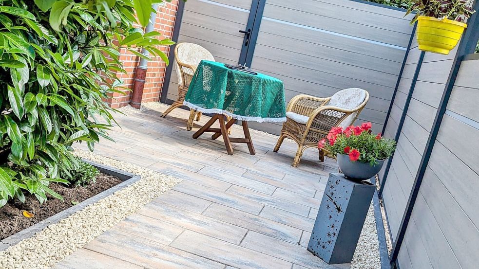 Diese kleine, ungenutzte Ecke am Haus hat das Gartenreich-Team in eine gemütliche Terrasse verwandelt. Foto: privat