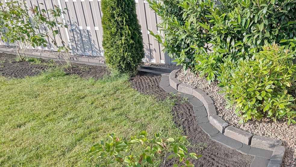Zaun und Rasenkantensteine gesetzt, Stauden gepflanzt, Rasen angesät - diese Garten-Ecke grünt und ist leicht zu pflegen. Foto: privat